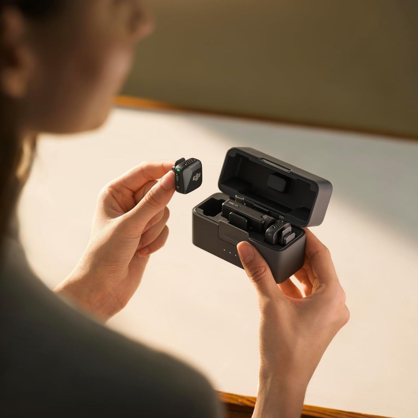 DJI Mic Mini (2 TX + 1 RX + Estuche de Carga) – Micrófono Lavalier Inalámbrico para iPhone, Android, Cámara – 48 h de Uso, Audio Detallado, Cancelación de Ruido, Autolimitador, Vlog, Streaming