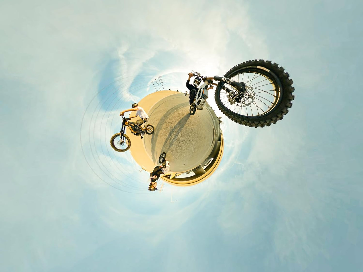 GoPro MAX – Cámara de acción 360° impermeable con pantalla táctil, video esférico 5.6K30 HD, fotos 16.6MP, transmisión en vivo 1080p y estabilización
