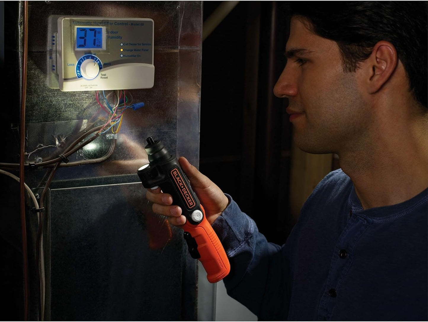 BLACK+DECKER Destornillador Inalámbrico 4V MAX con Linterna LED, Mango Pivotante y Batería Recargable (BDCSFL20C)