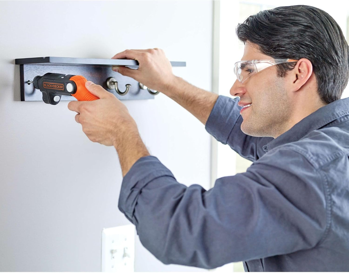 BLACK+DECKER Destornillador Inalámbrico 4V MAX con Linterna LED, Mango Pivotante y Batería Recargable (BDCSFL20C)