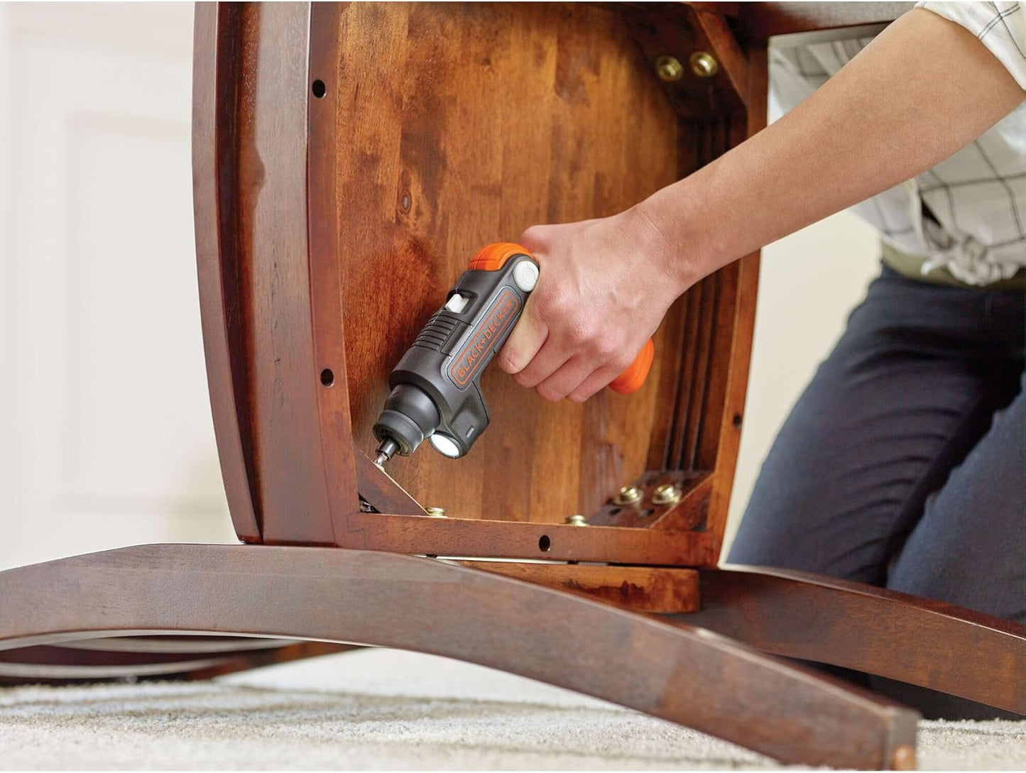 BLACK+DECKER Destornillador Inalámbrico 4V MAX con Linterna LED, Mango Pivotante y Batería Recargable (BDCSFL20C)
