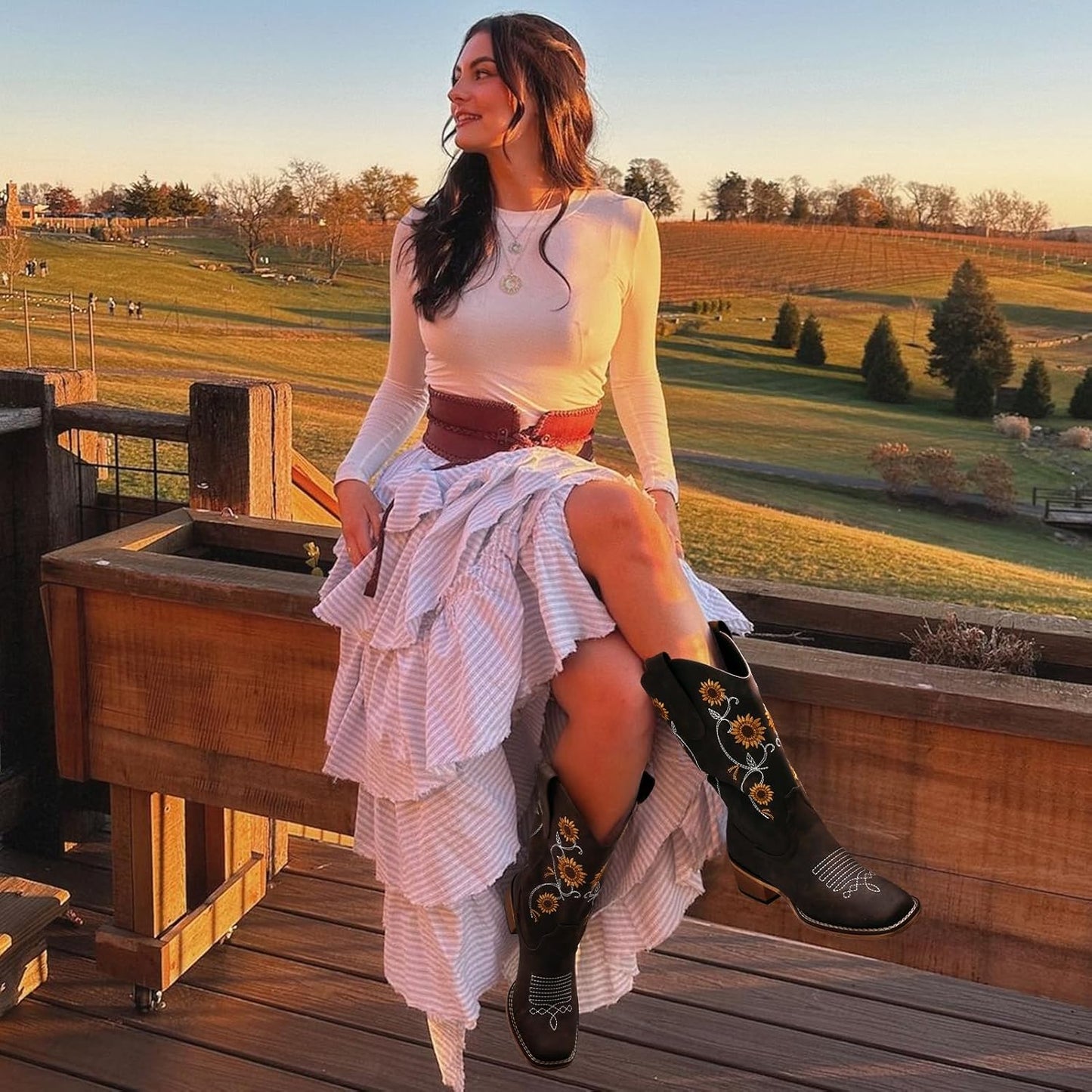 Botas vaqueras de girasol | Media pantorrilla | Bordado floral | Punta cuadrada cosida | Color: Marrón