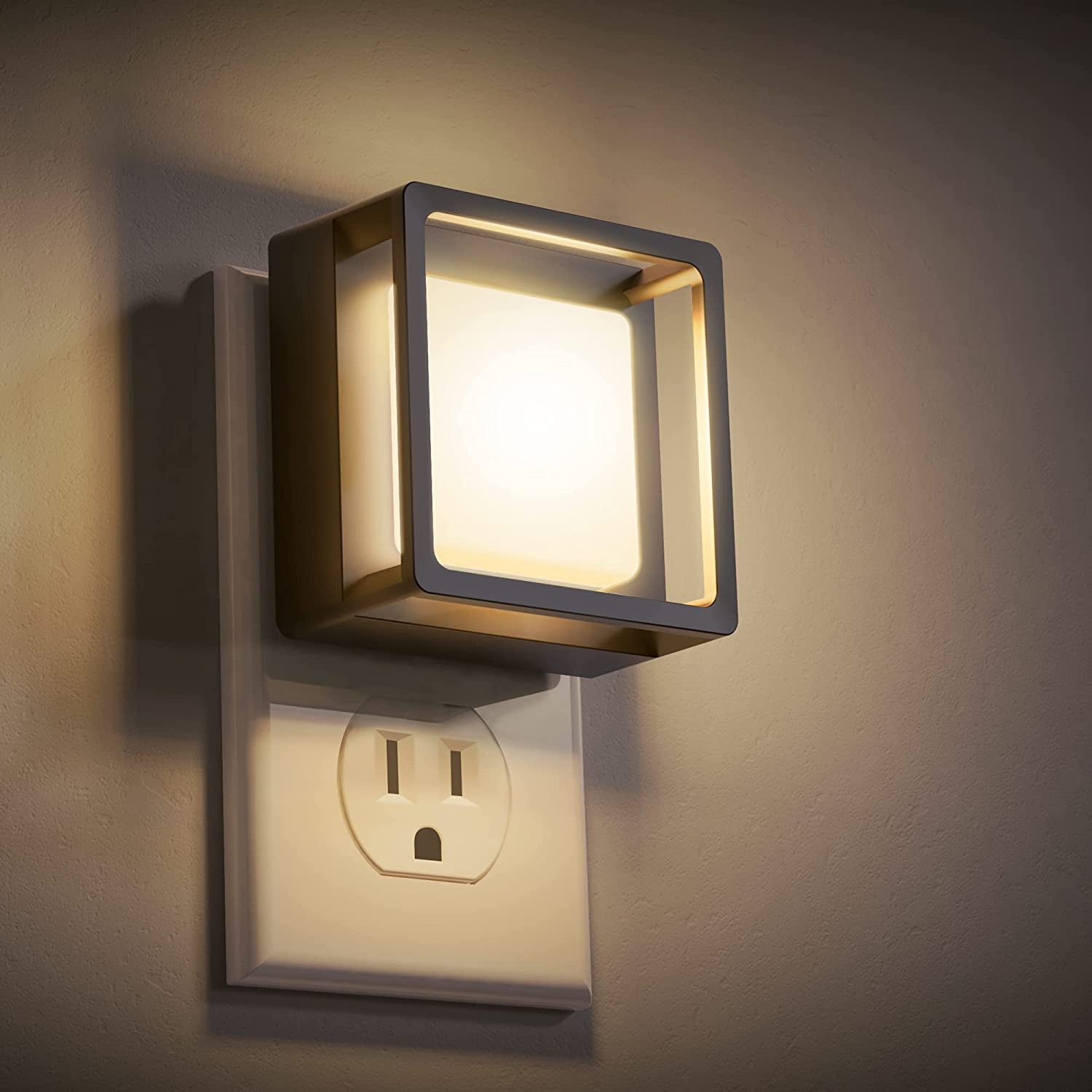 Luz Nocturna LED con Sensor Crepuscular [Pack x2] | Enchufable a Pared, Regulable de 0 a 60 lm, Ahorro Energético, para Dormitorio, Baño, Pasillo, Escaleras y Cuarto Infantil – Luz Blanca Suave