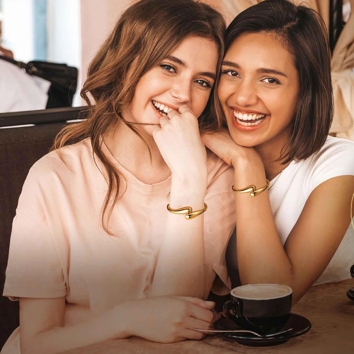 Brazalete Dorado para Mujer y Adolescentes – Pulsera Cuff Ajustable Chunky, Baño de Oro 14K, Diseño Moderno y Elegante, Regalo de Joyería