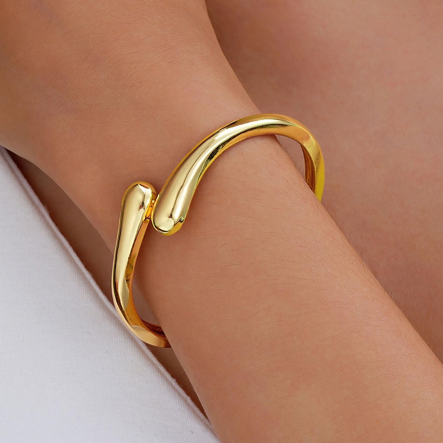 Brazalete Dorado para Mujer y Adolescentes – Pulsera Cuff Ajustable Chunky, Baño de Oro 14K, Diseño Moderno y Elegante, Regalo de Joyería