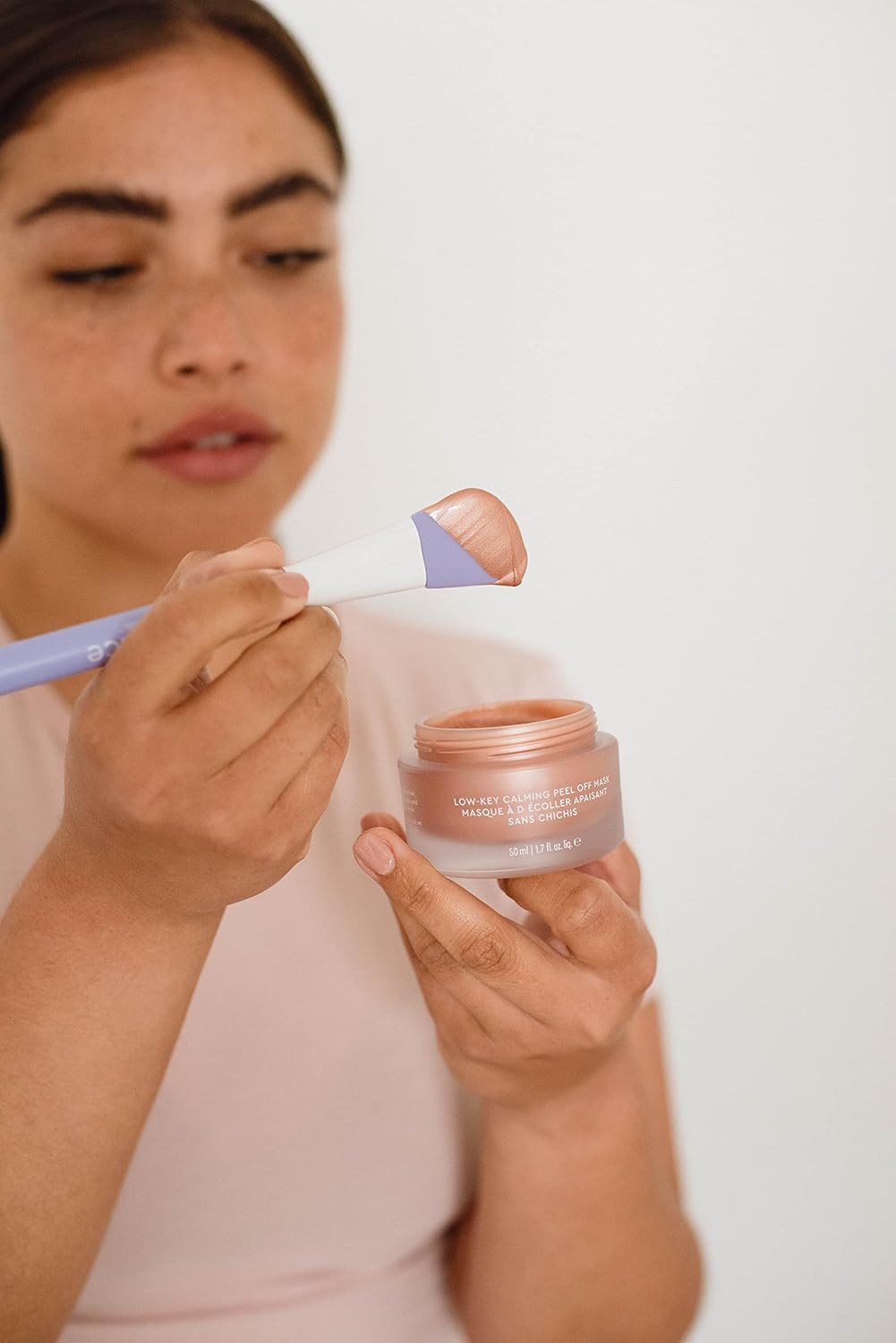 Florence by Mills Low-Key Calming Peel Off Mask | Mascarilla Calmante Peel-Off Rosa Dorada con Extracto de Lirio de Agua y Manzanilla – 50 ml