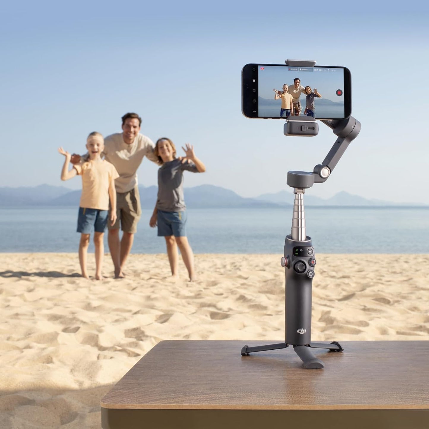 DJI Osmo Mobile 7P Estabilizador Gimbal para Smartphone – 3 Ejes, Seguimiento Inteligente, Luz Integrada, Micrófono Compatible, Palo Extensible y Trípode