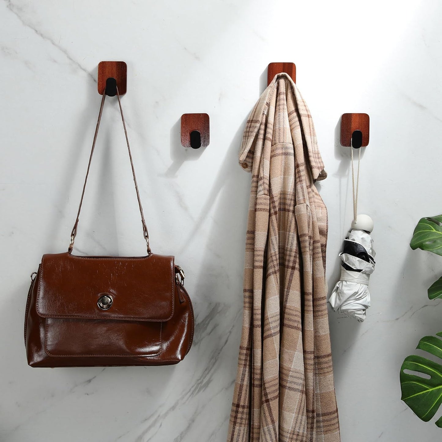 Ganchos adhesivos | Paquete de 4 ganchos de pared para toallas/abrigos | Para baño o cocina | Color: Madera