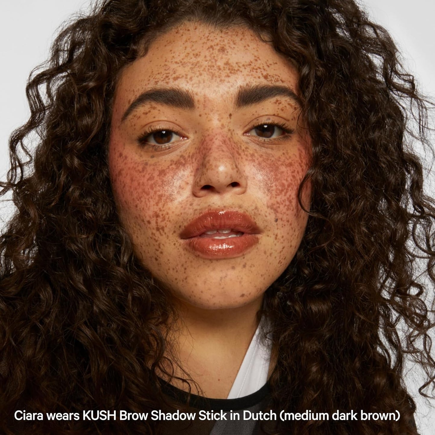 Milk Makeup KUSH Brow Shadow Stick | Lápiz Sombra para Cejas | Rellena, Define y Da Volumen Suave hasta 12 hs | Fórmula Waterproof, Vegana y Cruelty-Free