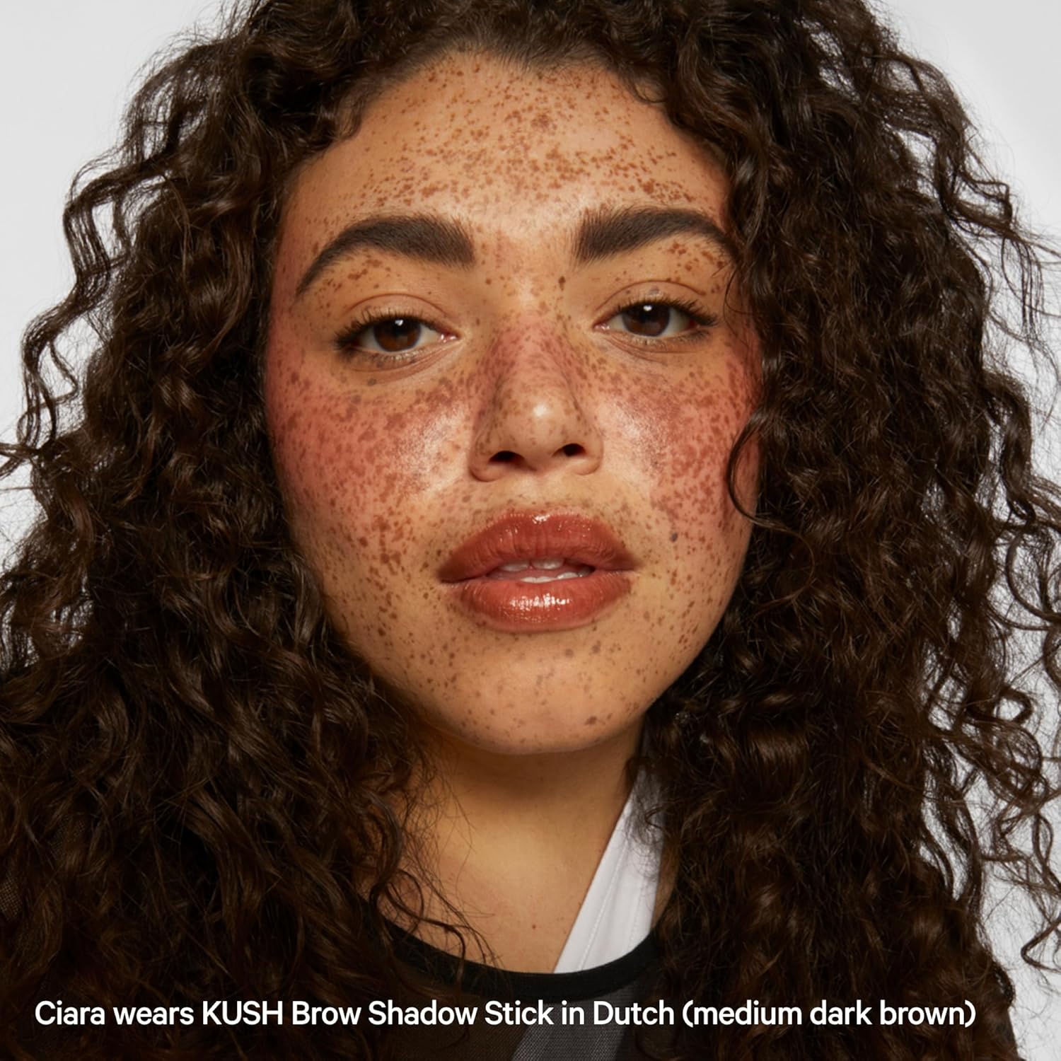 Milk Makeup KUSH Brow Shadow Stick | Lápiz Sombra para Cejas | Rellena, Define y Da Volumen Suave hasta 12 hs | Fórmula Waterproof, Vegana y Cruelty-Free