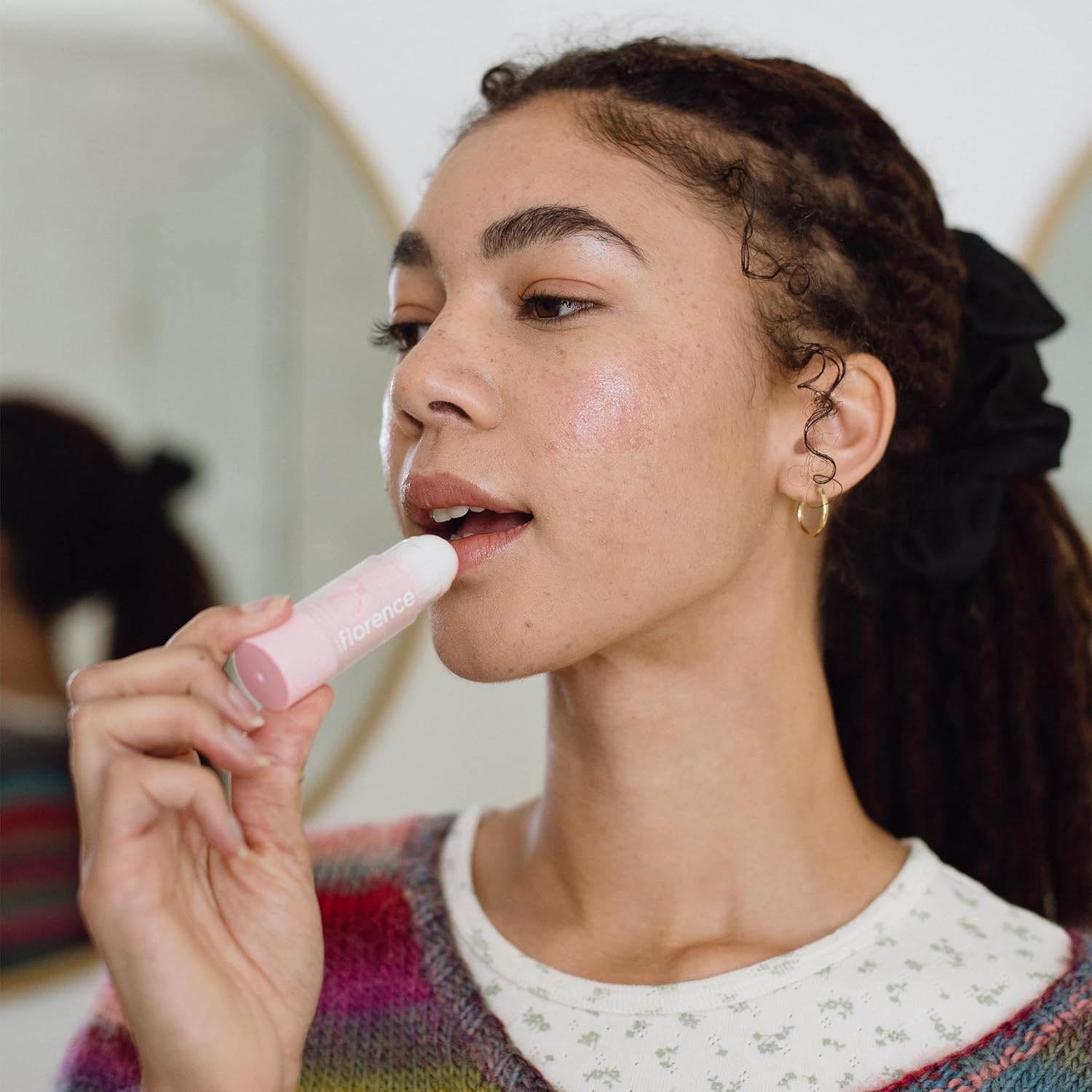 Florence by Mills True to Hue Lip & Cheek Balm | Bálsamo pH Ajustable para Labios y Mejillas con Manteca de Karité + Vitamina E – Color Natural y Personalizado