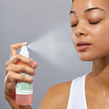 Bruma Facial con Aloe, Hierbas & Agua de Rosas | Hidrata, Reaviva el Brillo y Ayuda a Clarificar | Acabado “Dewy” | Apta para Todo Tipo de Piel